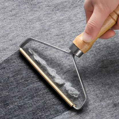 Removedor de Fiapos Portátil – Escova Manual Tira Pelos de Roupas e Sofá